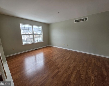 347 Glenn Rose Circle - Photo Thumbnail 2