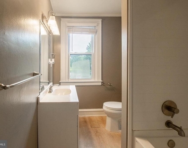239 W Evergreen Street - Photo Thumbnail 18