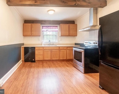 239 W Evergreen Street - Photo Thumbnail 3