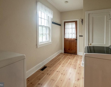 239 W Evergreen Street - Photo Thumbnail 1