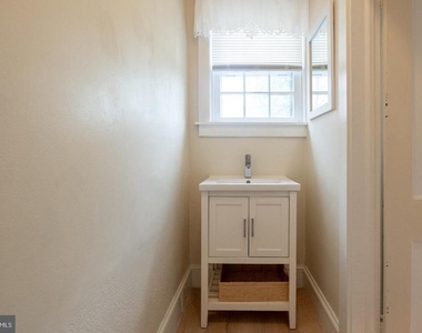 239 W Evergreen Street - Photo Thumbnail 2