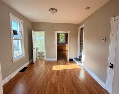 133 E Lee Street - Photo Thumbnail 8