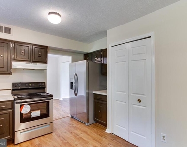 12725 Hillmeade Station Drive E - Photo Thumbnail 11