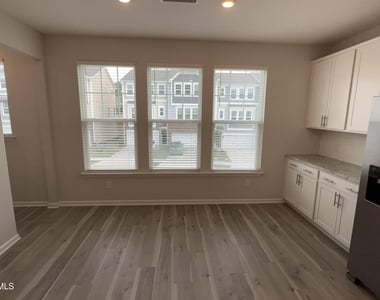 1237 Commack Drive - Photo Thumbnail 5