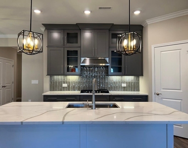 302 King Closer Drive - Photo Thumbnail 8