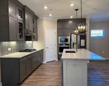 302 King Closer Drive - Photo Thumbnail 12