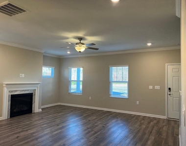302 King Closer Drive - Photo Thumbnail 4