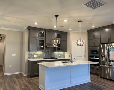 302 King Closer Drive - Photo Thumbnail 10