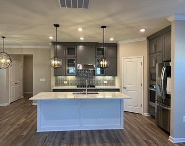 302 King Closer Drive - Photo Thumbnail 7