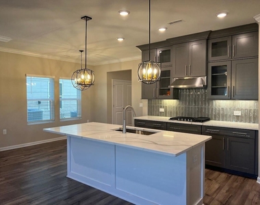 302 King Closer Drive - Photo Thumbnail 9