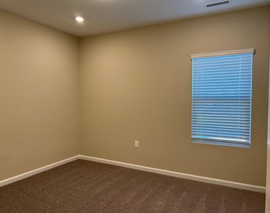 302 King Closer Drive - Photo Thumbnail 18