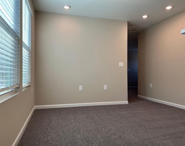 302 King Closer Drive - Photo Thumbnail 25
