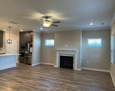 302 King Closer Drive - Photo Thumbnail 5
