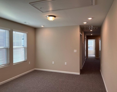 302 King Closer Drive - Photo Thumbnail 24