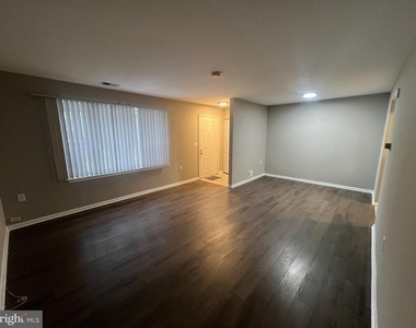 9035 N Laurel Road - Photo Thumbnail 3
