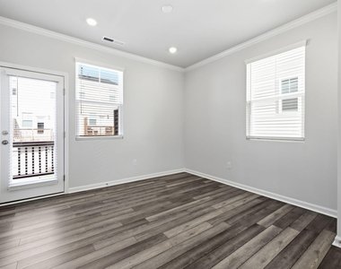 1011 Hemlock Cone Way - Photo Thumbnail 14
