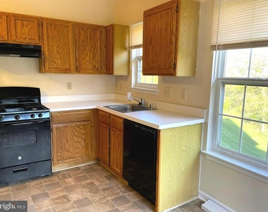303 Tall Pines Court - Photo Thumbnail 5