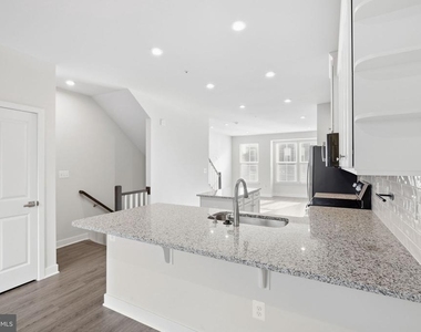 1834 Park Avenue - Photo Thumbnail 4