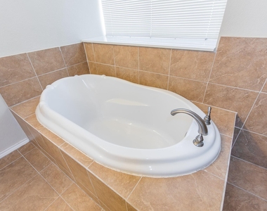 15808 Chatham Wood Dr - Photo Thumbnail 32