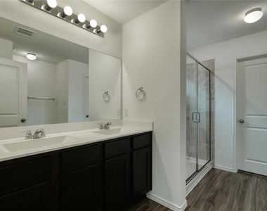 1424 Chad Dr - Photo Thumbnail 6