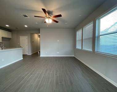 1029 Kerrwood Way - Photo Thumbnail 7