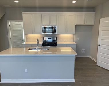 1029 Kerrwood Way - Photo Thumbnail 8