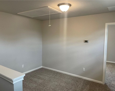 1029 Kerrwood Way - Photo Thumbnail 21