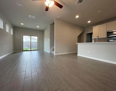 1029 Kerrwood Way - Photo Thumbnail 5