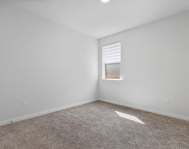 432 Deerpath St - Photo Thumbnail 8