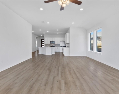 432 Deerpath St - Photo Thumbnail 18