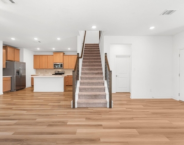 223 Flowers Ave - Photo Thumbnail 4
