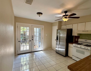 10805 Lanshire Dr - Photo Thumbnail 4