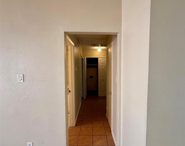 10805 Lanshire Dr - Photo Thumbnail 6