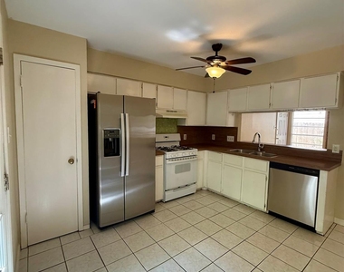 10805 Lanshire Dr - Photo Thumbnail 5