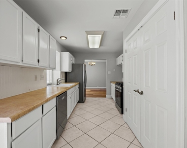 2502 Cynthia Ct - Photo Thumbnail 5