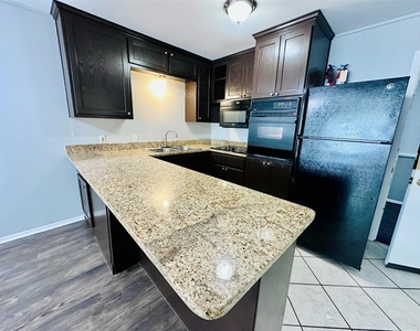 601 W 11th St - Photo Thumbnail 5