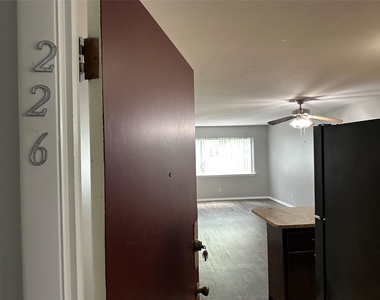 601 W 11th St - Photo Thumbnail 7