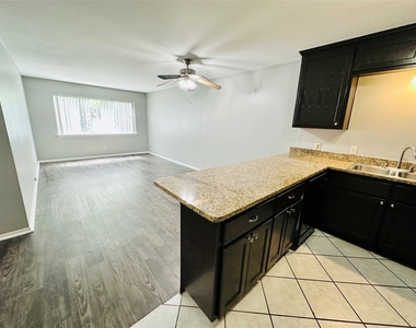 601 W 11th St - Photo Thumbnail 3