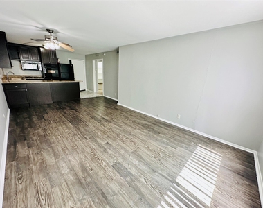 601 W 11th St - Photo Thumbnail 11