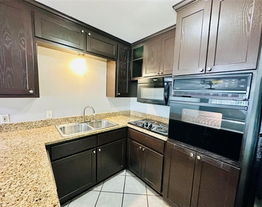 601 W 11th St - Photo Thumbnail 4