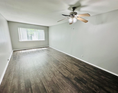 601 W 11th St - Photo Thumbnail 9