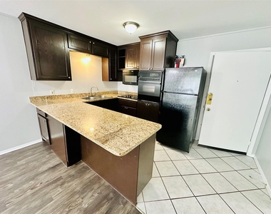 601 W 11th St - Photo Thumbnail 1