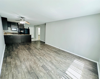 601 W 11th St - Photo Thumbnail 10