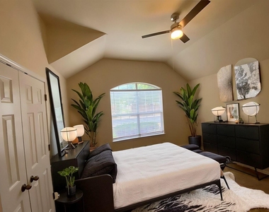 1002 Mesquite Hollow Pl - Photo Thumbnail 18
