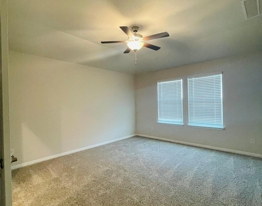 13724 Heartland Dr - Photo Thumbnail 3