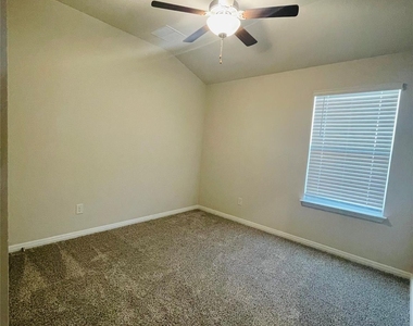 13724 Heartland Dr - Photo Thumbnail 14