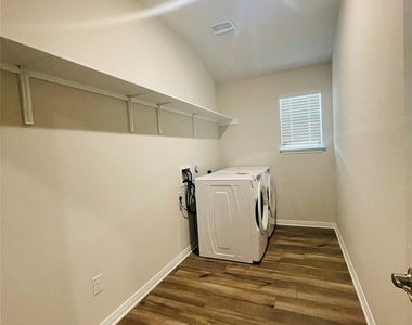 13724 Heartland Dr - Photo Thumbnail 11