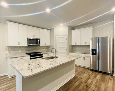 13724 Heartland Dr - Photo Thumbnail 6