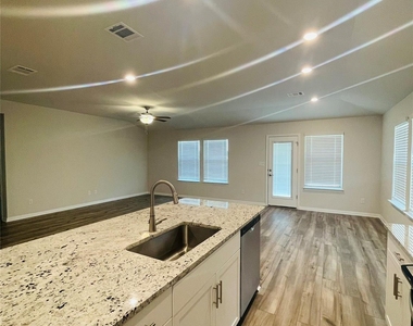 13724 Heartland Dr - Photo Thumbnail 9