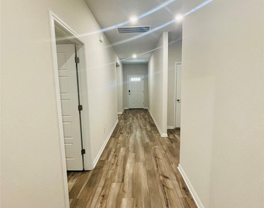 13724 Heartland Dr - Photo Thumbnail 16